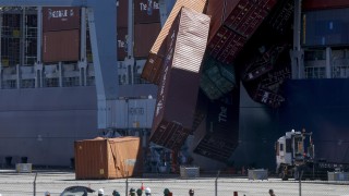 Повече от 60 контейнера са паднали рано сутринта от товарен