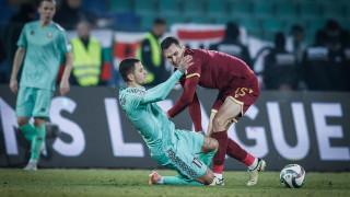 Любопитни транспаранти бяха изложени по време на мача от Лига