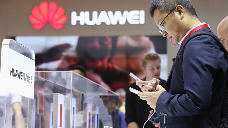 САЩ дава лицензи за търговия с Huawei