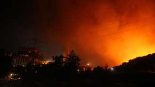 Пожарът от гр. Пехчево пълзи към българската граница