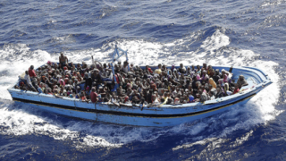 Около 700 мигранти вероятно са се удавили в Средиземно море 
