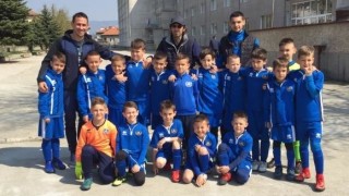 Децата от набор 2011 на Левски с треньор Станислав Богданов