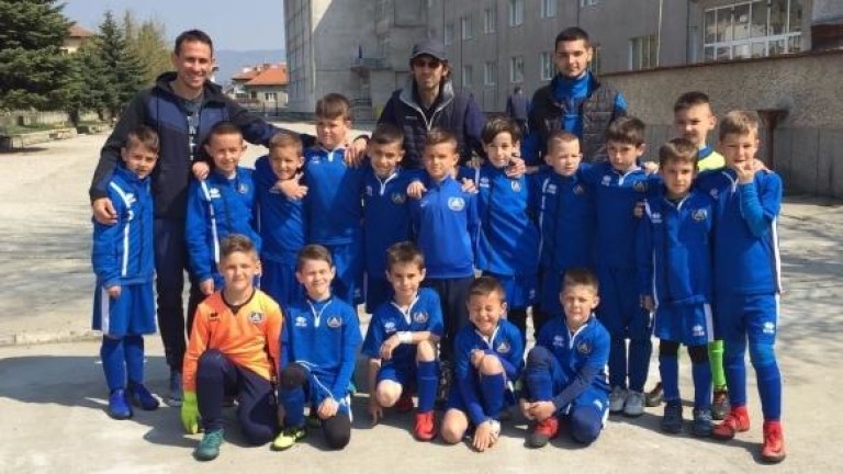 Децата от набор 2011 на Левски с треньор Станислав Богданов