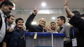 Реформаторският кандидат Масуд Пезешкиан води на президентските избори в Иран
