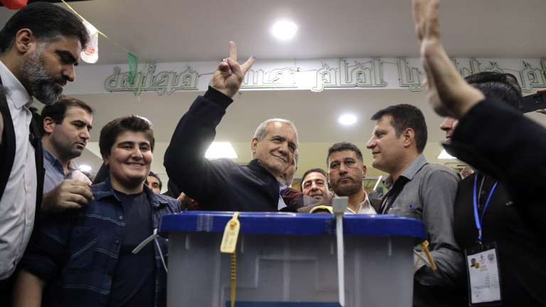 Реформатор води на президентския вот в Иран
