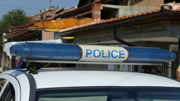 Шофьор без книжка катастрофира в двор в столицата, пострадала е жена