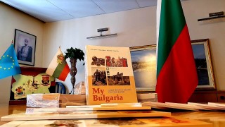 Ангел Джамбазки раздава помагало по българска история на колегите си