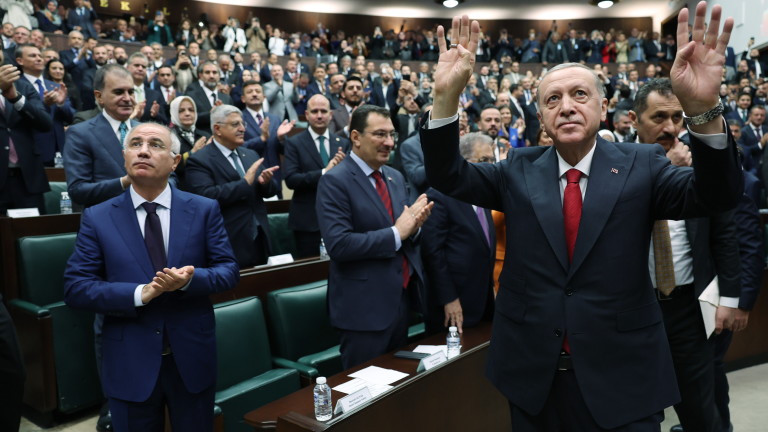 Днес комисията по външните работи на турския парламент отложи ,