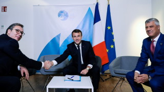 Макрон неочаквано събра Вучич и Тачи на среща в Париж