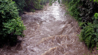 Проливен дъжд затрудни движението в Кърджали