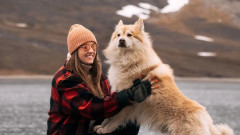 Грим и Сесилия - арктическото куче и стопанката му, които станаха звезди в социалните мрежи