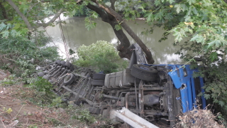 Тир с турска регистрация падна в река Луда Камчия съобщава