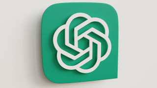 Мобилното приложение на хитовия чат бот ChatGPT излезе от границите