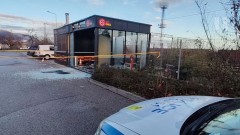 Кола "прелетя" през бариера, заведение и ограда и се заби в дере до жп релси във Враца