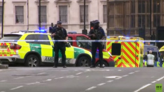 Автомобил се заби в ограда която подсигурява периметъра около британския