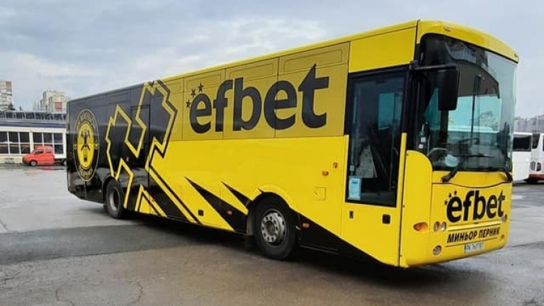 Нов автобус зарадва футболистите на Миньор. Той е брандиран с