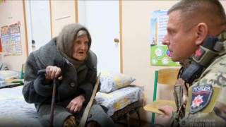 98-годишна украинка извървя километри под руски обстрел