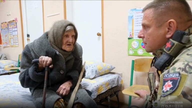 98-годишна украинка измина 10 км под обстрел от окупираното от