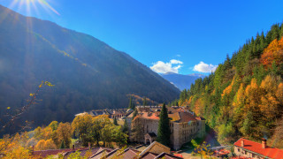 Пожар гори в природен парк Рилски манастир над река Илийна