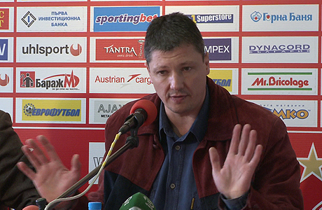 Генерал Пенев вкара "армейците" в казармата 