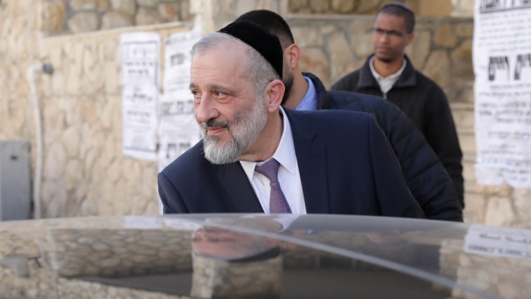 Израелският министър-председател Бенямин Нетаняху лиши Арие Дери от постовете му