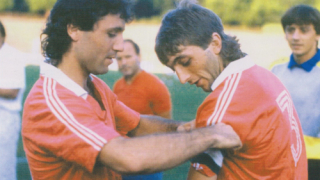 Стоичков се прибра в България разплакан