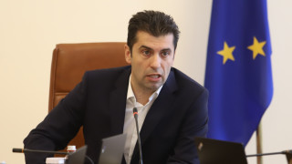 Премиерът Кирил Петков дойде в пленарна зала със закъснение и