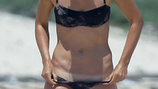 Горещи снимки: Наша Маша показа секси тяло на плажа 