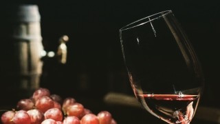 Виното е една от малкото алкохолни напитки които учените горещо