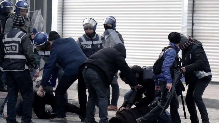 Кола-бомба избухна до полицейско управление в турската провинция Ван