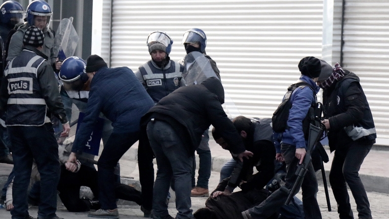Трима души загинаха при взрив на кола-бомба в Турция