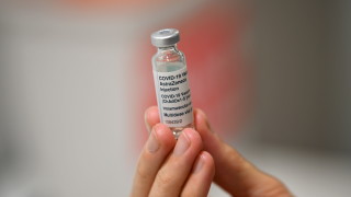 Лондон и Брюксел могат да намалят напрежението със споделяне на ваксини от холандска фабрика 