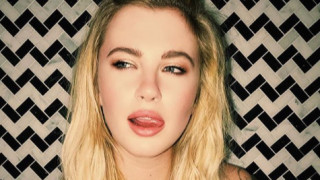 Айрленд Болдуин е на 22 години а нейни родители са