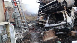 Пожар избухна в автоморга в Ямбол съобщава bTV На мястото