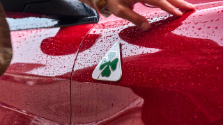 Alfa Romeo също като всички останали големи автомобилни производители гледа