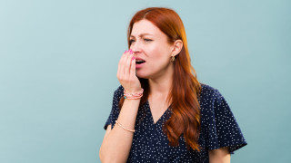 Събуждането сутрин с лош дъх е колкото често срещано толкова