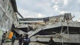 Жертви и ранени деца след срутване на училище в Индонезия 