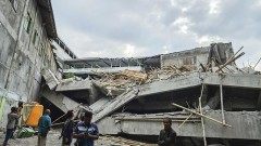 Жертви и ранени деца след срутване на училище в Индонезия 