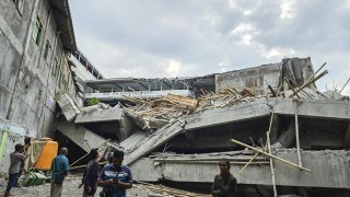 Жертви и ранени деца след срутване на училище в Индонезия 