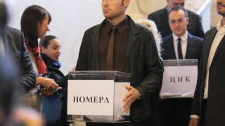 Жребият отреди: големите партии назад в бюлетината; Министерството на туризма открива гореща линия след фалита на "Томас Кук"