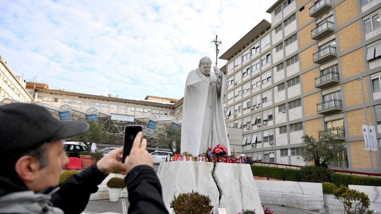 Ватикана: Папата е в съзнание и се храни сам, въпреки пневмонията