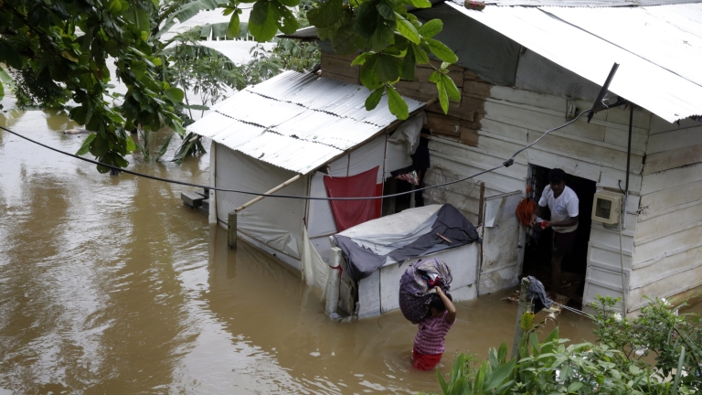 Огромно свлачище затрупа села в Шри Ланка, над 200 семейства са в неизвестност 