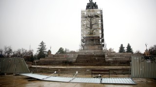 Падна част от оградата пред Паметника на Съветската армия в