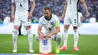 Селекционерът на Англия Лий Карсли подготвя сериозна изненада за двубоя