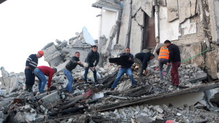 Два дни след разрушителното земетресение в Албания земята продължава да