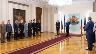 Президентът Румен Радев удостои с висши държавни отличия изтъкнатите дейци