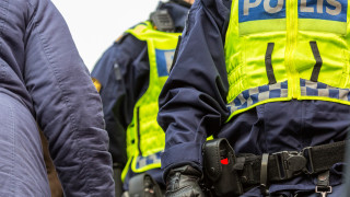 Двама души са били арестувани след мощна експлозия пред жилищна