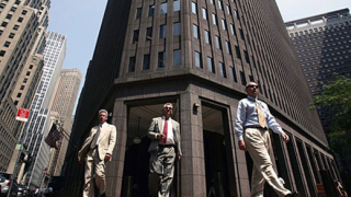 Непрозрачните завземат пазарите