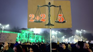 Румънското коалиционно правителство оцеля след вот на недоверие