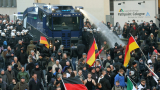 С водни оръдия полицията разпръсква митинг на ПЕГИДА в Кьолн